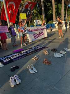 Kadın cinayetlerine ayakkabılı protesto haberi