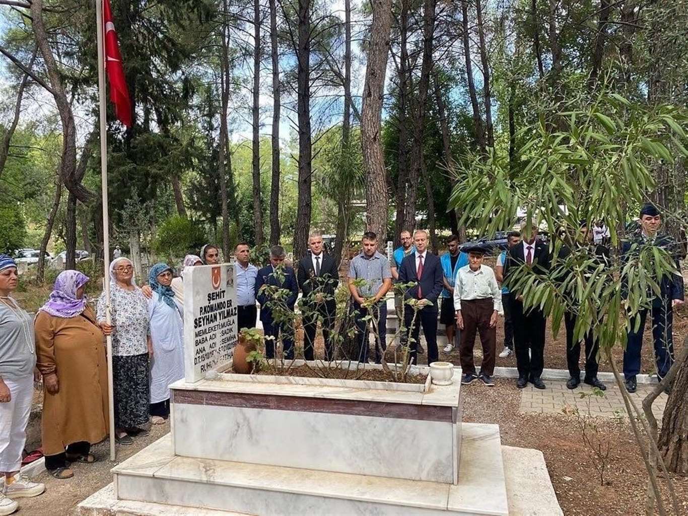 Muğla'da kamu hizmeti cezası alanlar şehit kabrini temizledi haberi