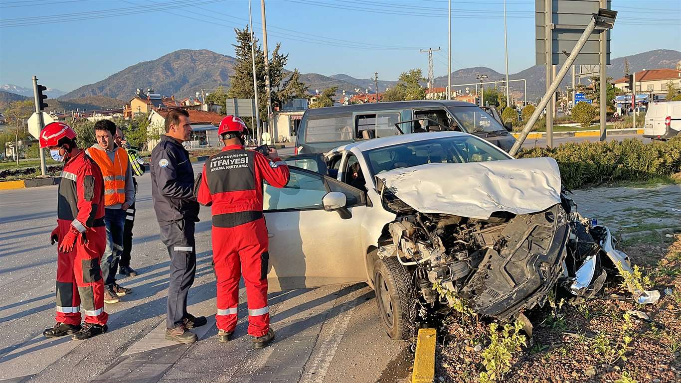       Fethiye'de kamyonet ile otomobil çarpıştı: 5 yaralı haberi
