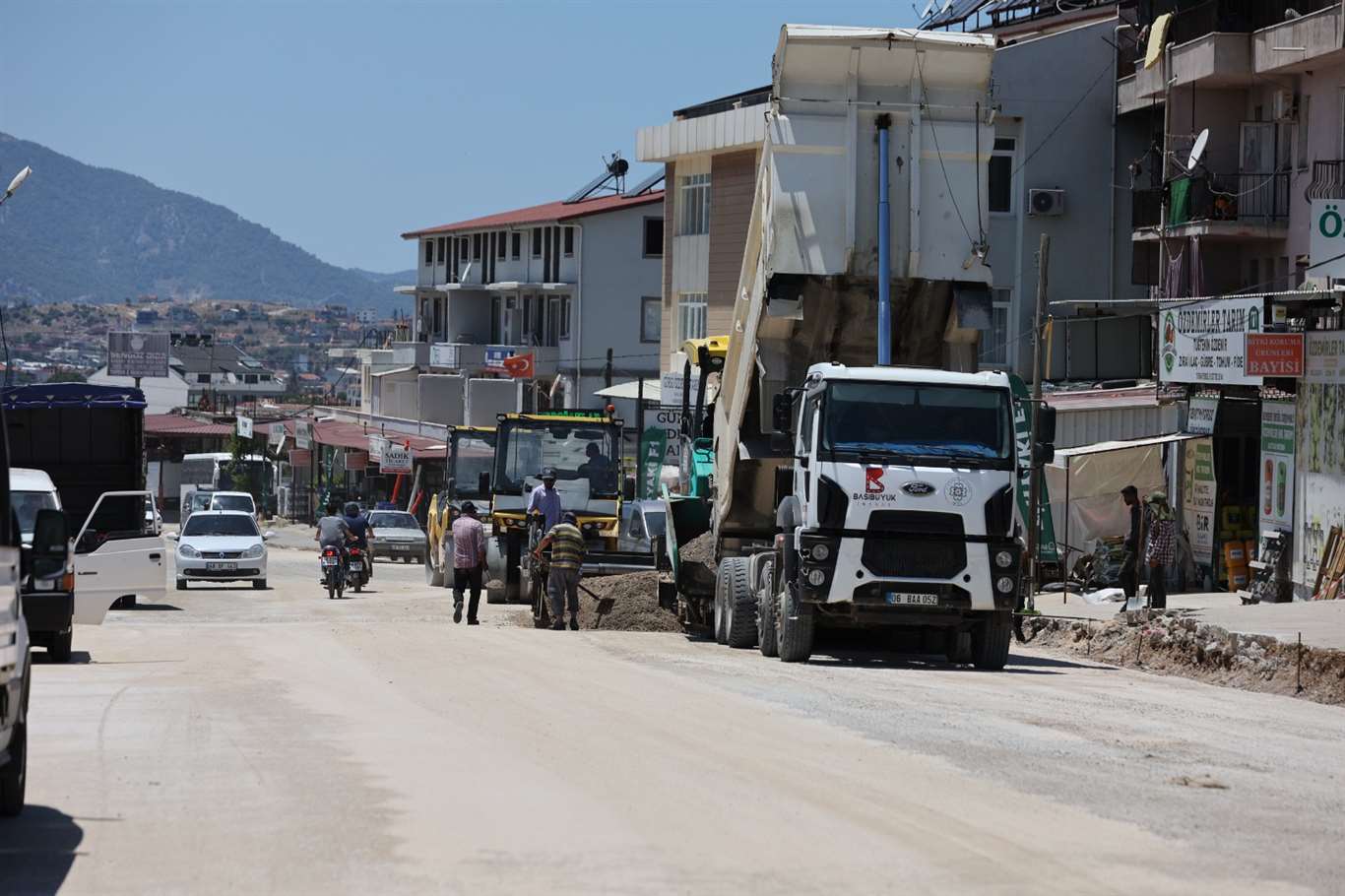 Karaçulha Toptancı Hal Bölgesi'nde yol yenileme çalışmaları sürüyor haberi