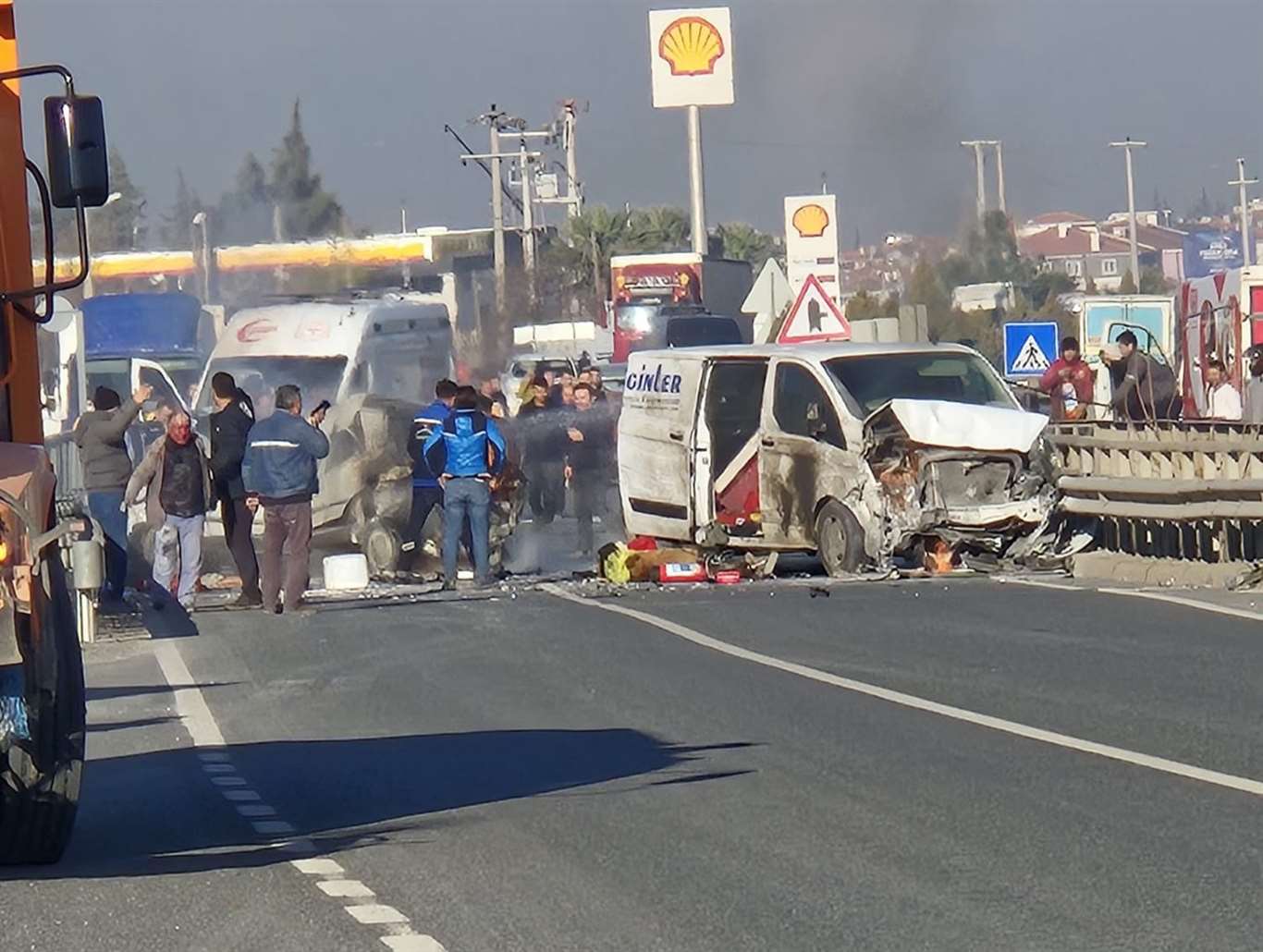 Karayolunun savaş alanına döndüğü kazada iki araç alev aldı haberi