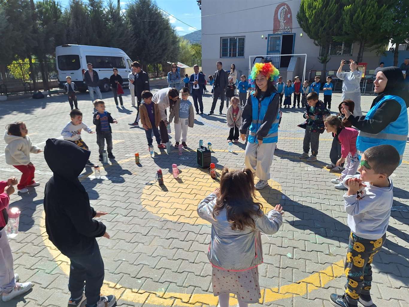 Gönüllü gençlerden köy okulunda tiyatro şöleni haberi