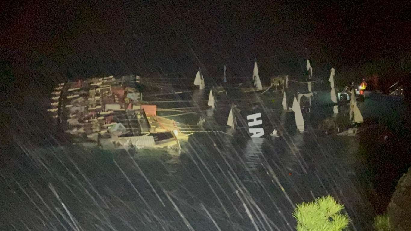 Fethiye'de kayalıklara çarparak batan teknedeki 6 kişi kurtarıldı, 1 kişi kayıp haberi