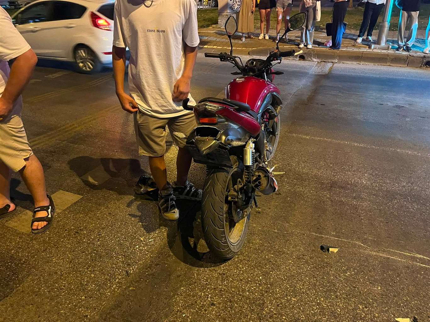 Kırmızı ışıkta bekleyen motosiklete çarpıp kaçtı haberi