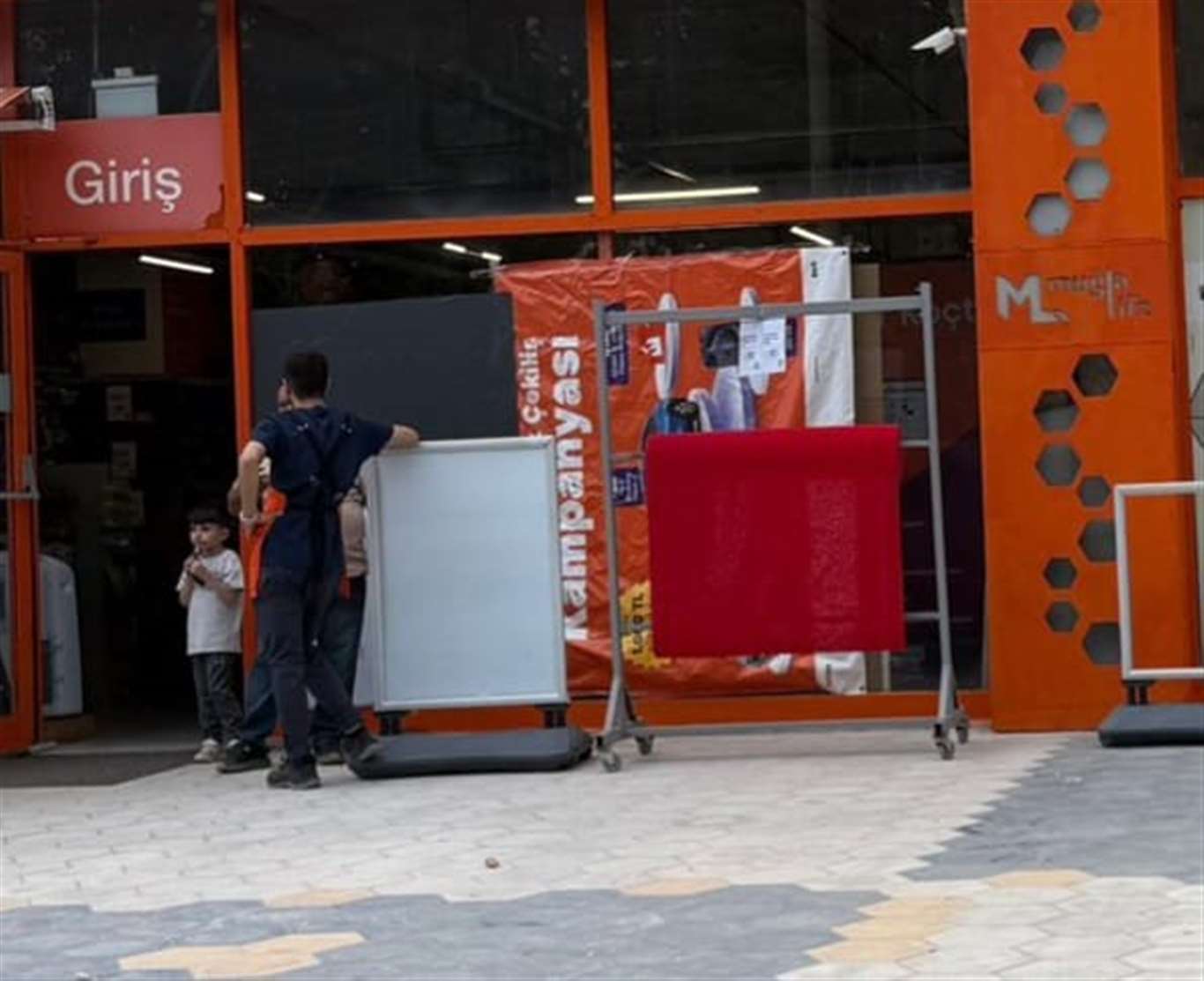 Menteşe'de Koçtaş mağazasına taşlı saldırı haberi