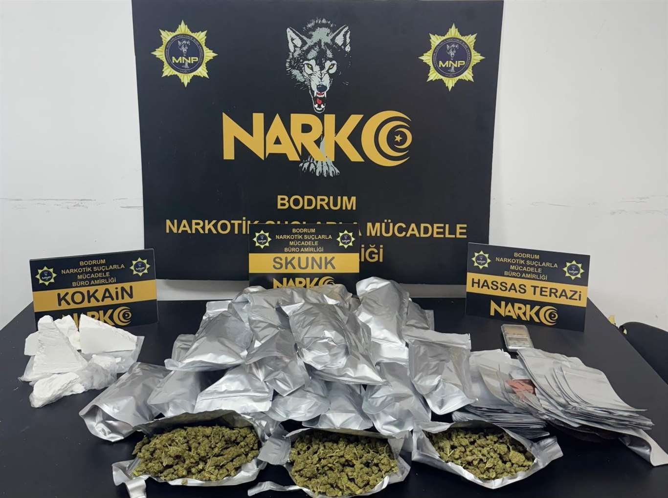870 gram kokain, 2.2 kilo skunk ile yakalandı haberi