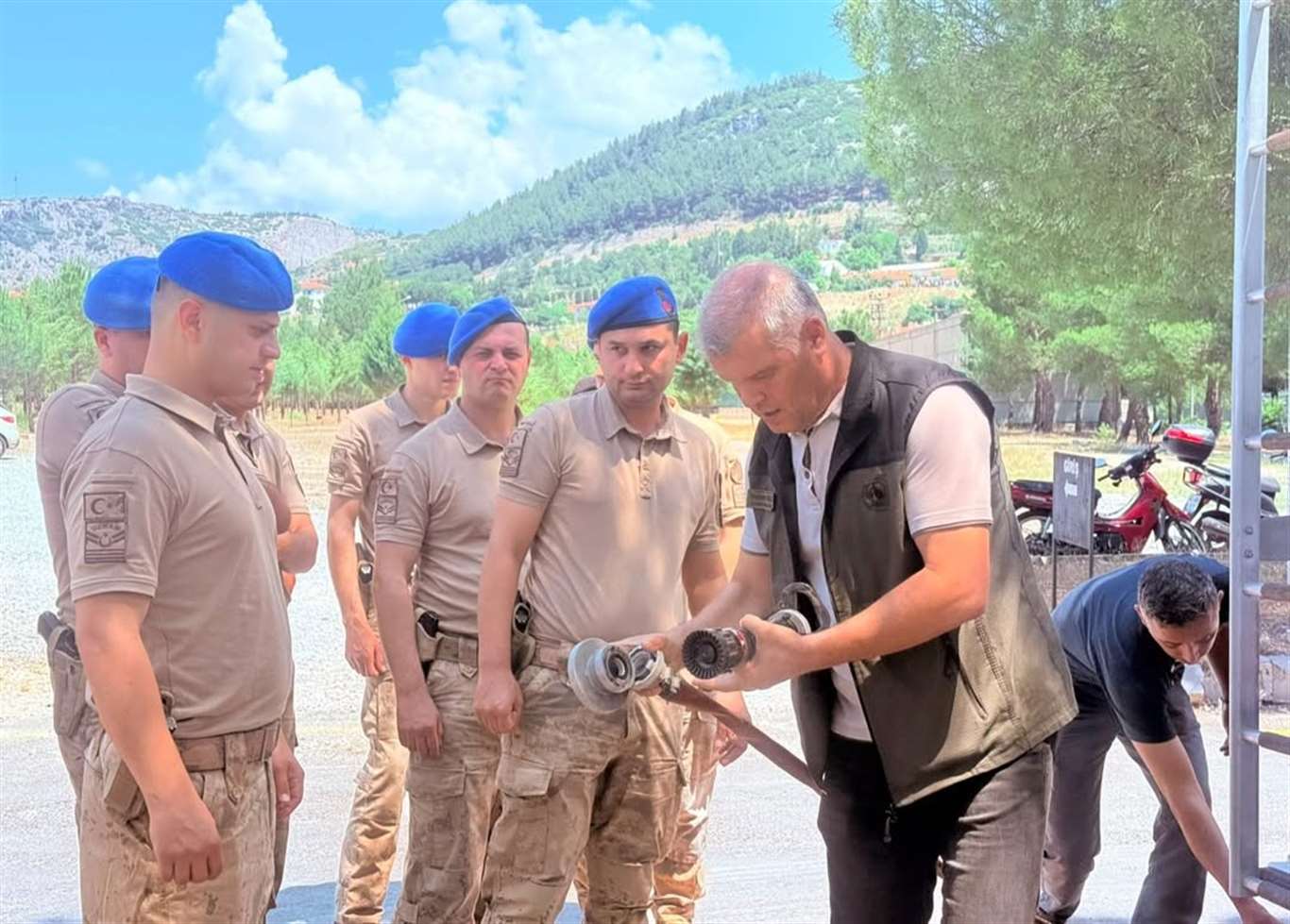 Komandolara orman yangınlarıyla mücadele eğitimi haberi