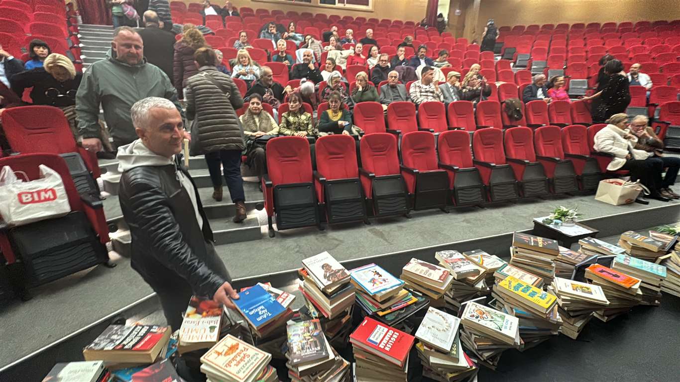 Bilet yerine getirdikleri kitaplar ile sahneyi doldurdular haberi