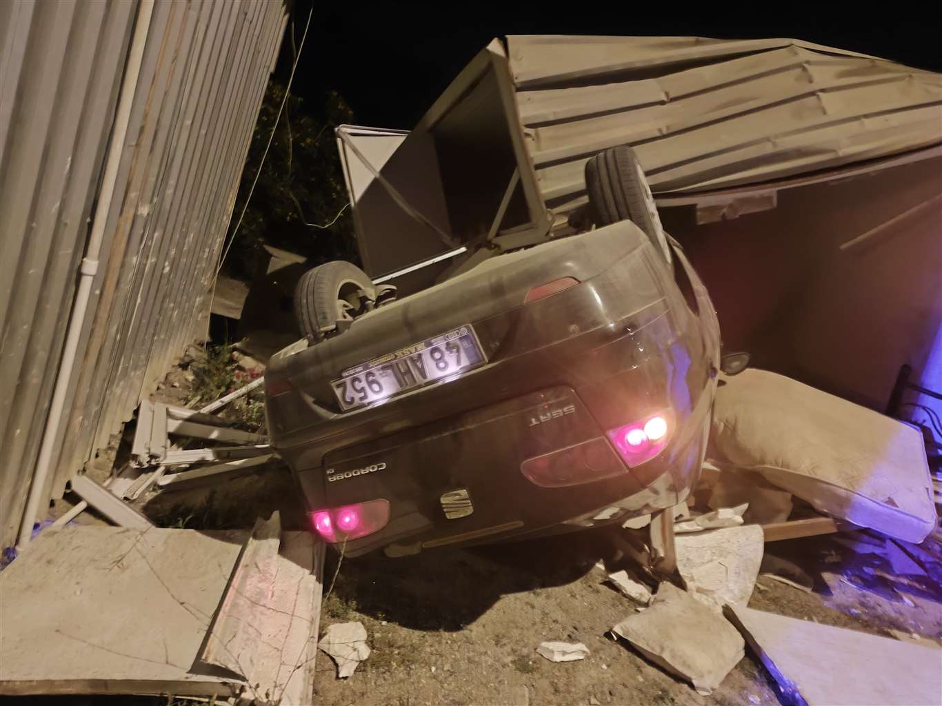 Bodrum'da otomobil konteynere çarptı: 3 yaralı haberi