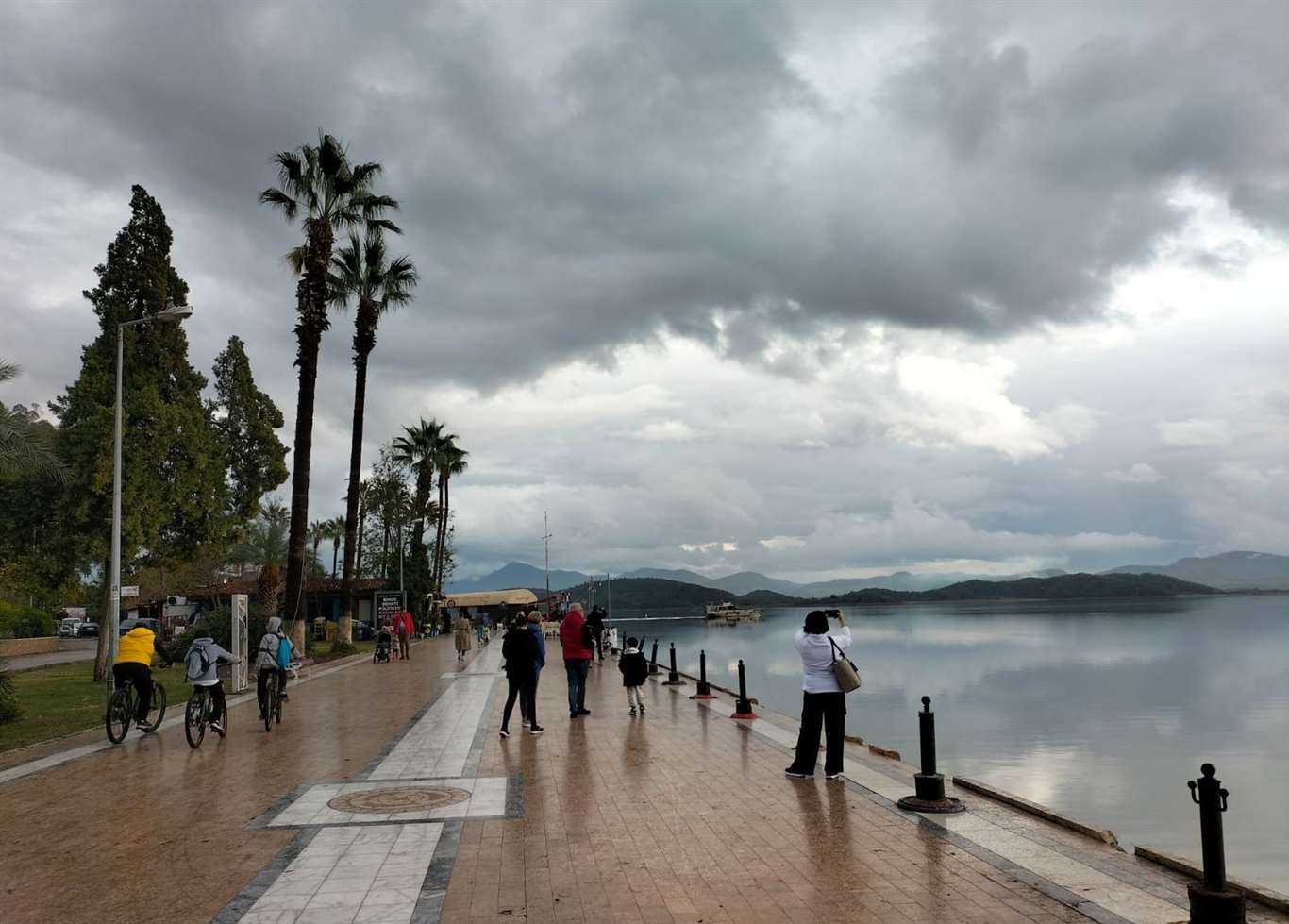  Köyceğizliler yağışların ara vermesiyle Kordon'a akın etti haberi