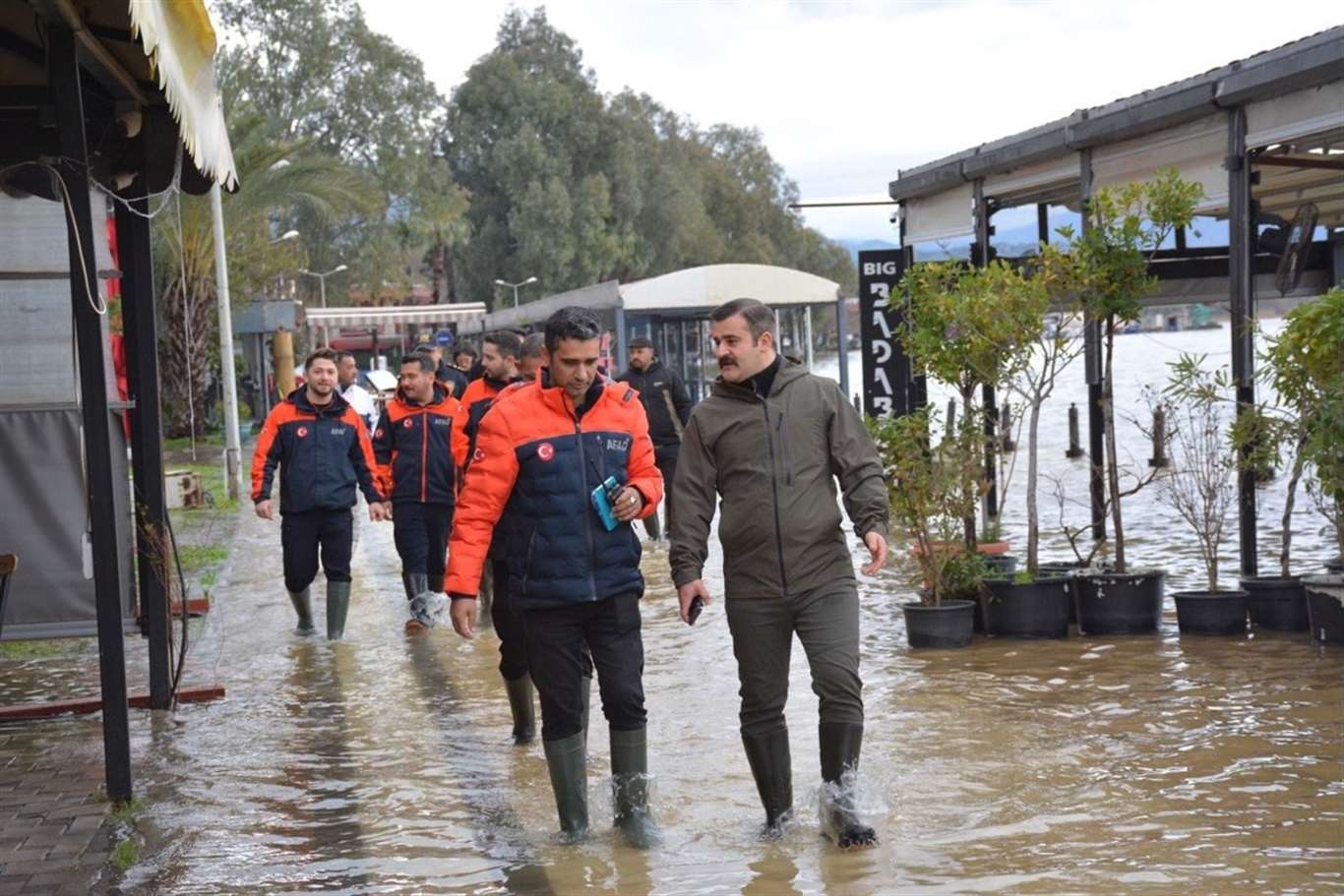 Köyceğiz Kaymakamı Kumcu, çizmesini giydi, kordonda incelemelerde bulundu haberi
