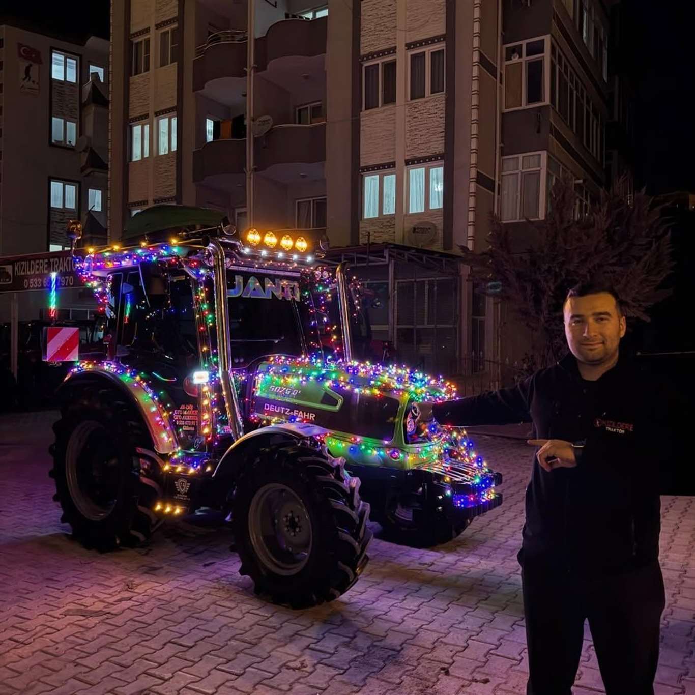    Led ışıklarla süslenen traktör yeni yıla renk kattı haberi