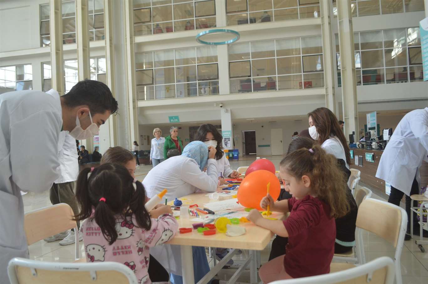 MSKÜ öğrencilerinden lösemili çocuklara moral etkinliği haberi