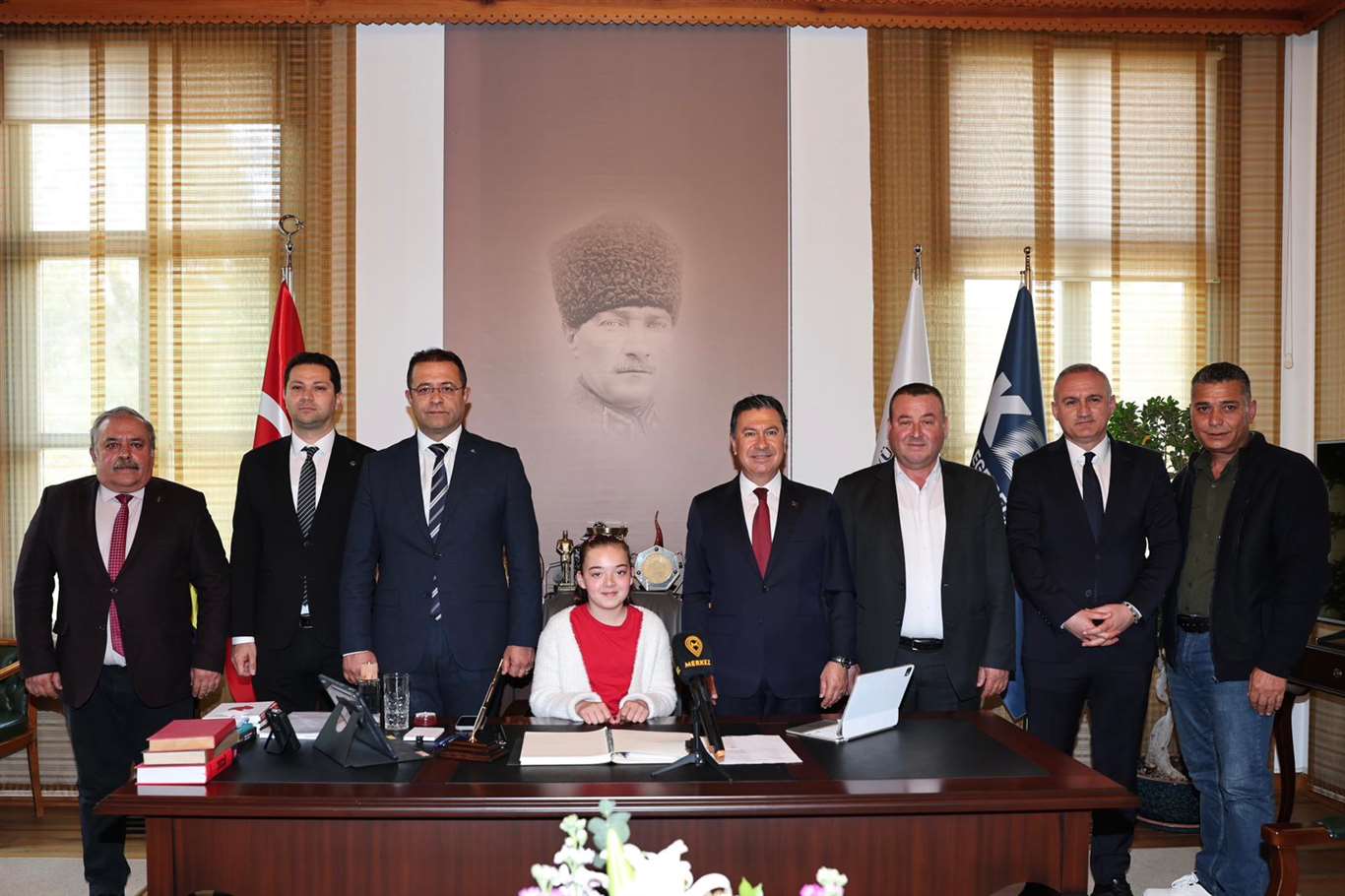 Makamını istiklal marşı'nı en iyi okuyan azra'ya devretti haberi