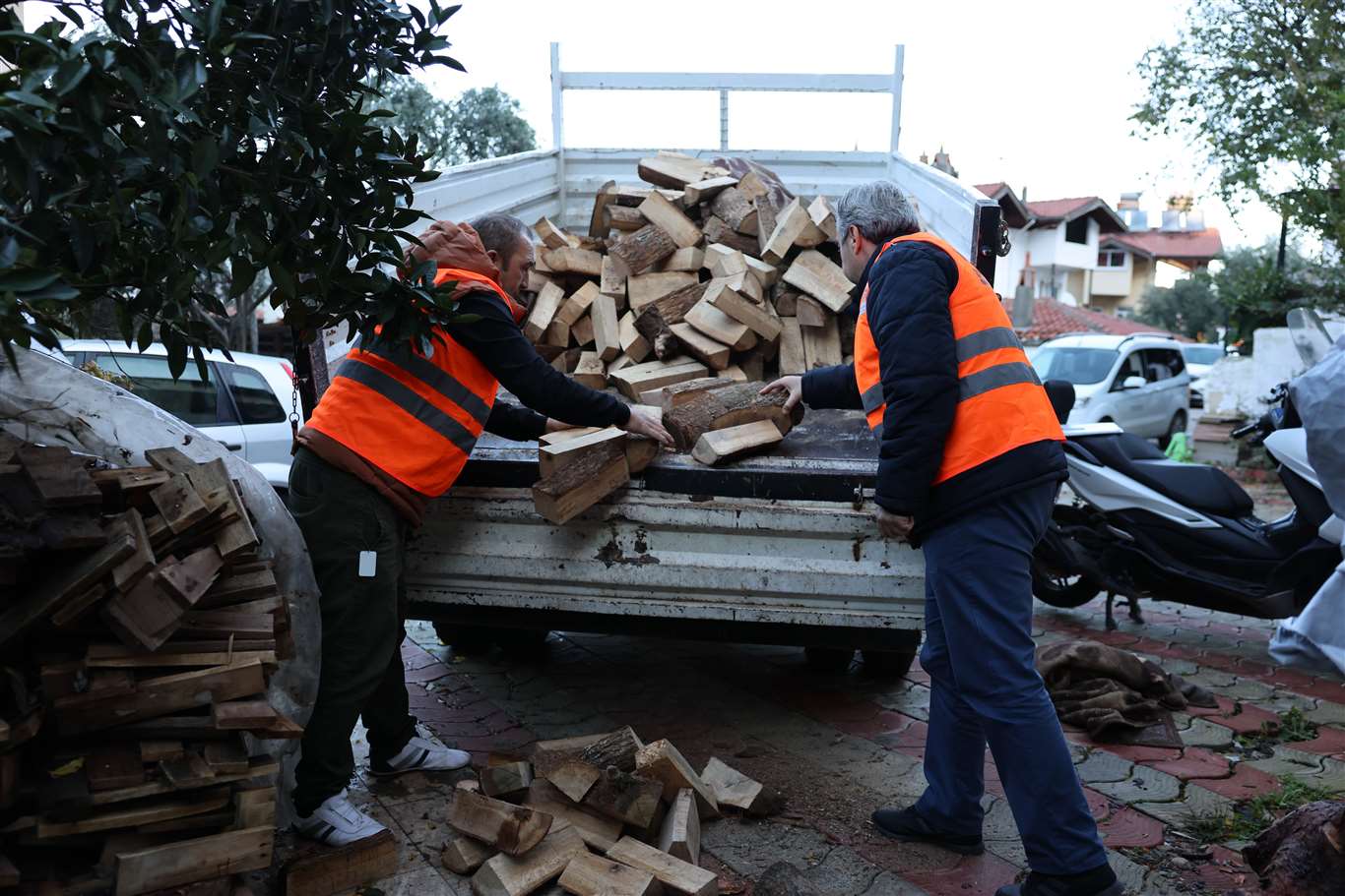 Marmaris Belediyesi'nden ihtiyaç sahiplerine yakacak odun desteği haberi