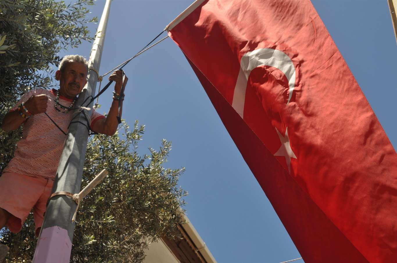 Selimiye Mahallesi kırmızı beyaza büründü haberi