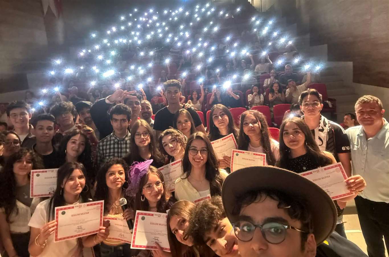 Menteşe Anadolu Lisesi öğrencilerinin 'Otobüs' oyunu beğeni ile izlendi haberi