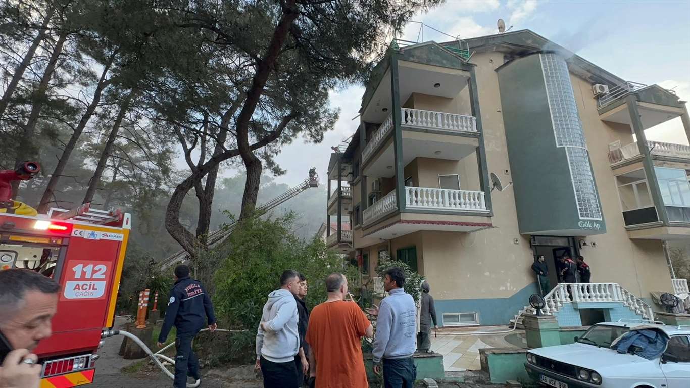 Marmaris'te çatı katı yangını: Mahsur kalan bir kişi kurtarıldı haberi