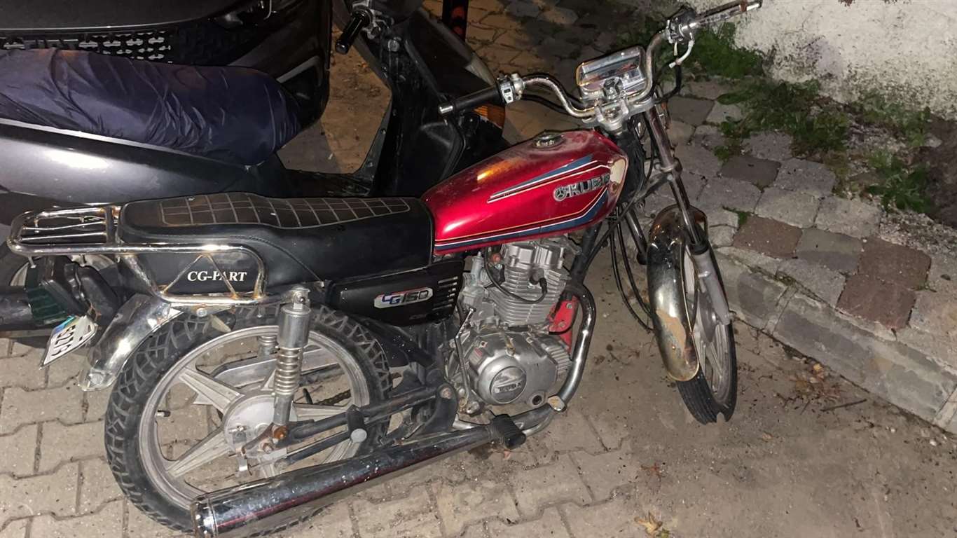  Muğla'nın Marmaris ilçesinde Şubat ayında meydana gelen 5 motosiklet hırsızlığı, Asayiş Büro Amirliği ekiplerinin çalışmalarıyla çözüldü. Kemeraltı Mahallesi'nde  haberi