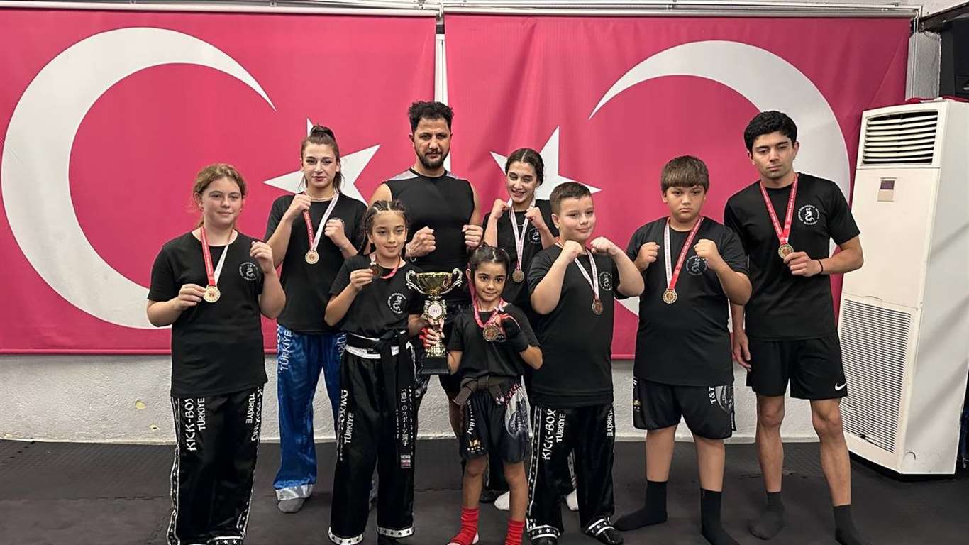 Marmaris kickboksçuları Cumhuriyet Kupası'ndan 11 madalya ve bir kupa ile döndü haberi