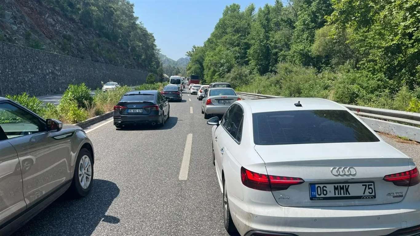    Marmaris yolunda 18 kilometrelik araç kuyruğu haberi