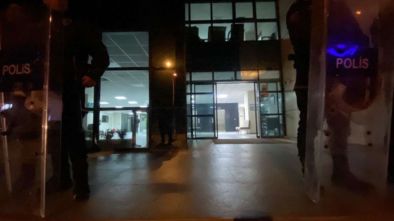 Marmaris'te kamu görevlisi 4 bin dolar rüşvet alırken suçüstü yakalandı haberi