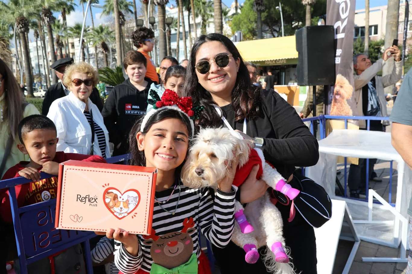 Marmaris'te Patifest coşkusu: 3 köpek sahiplendirildi haberi