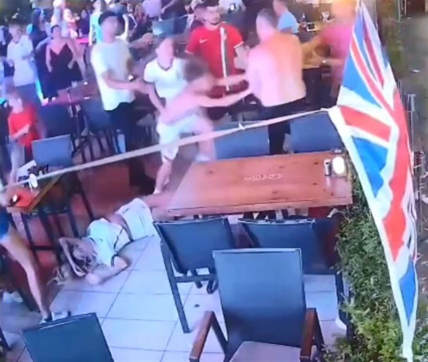 Marmaris'te restoranda aile içi şiddet: Müdahale edenlere de saldırdı haberi