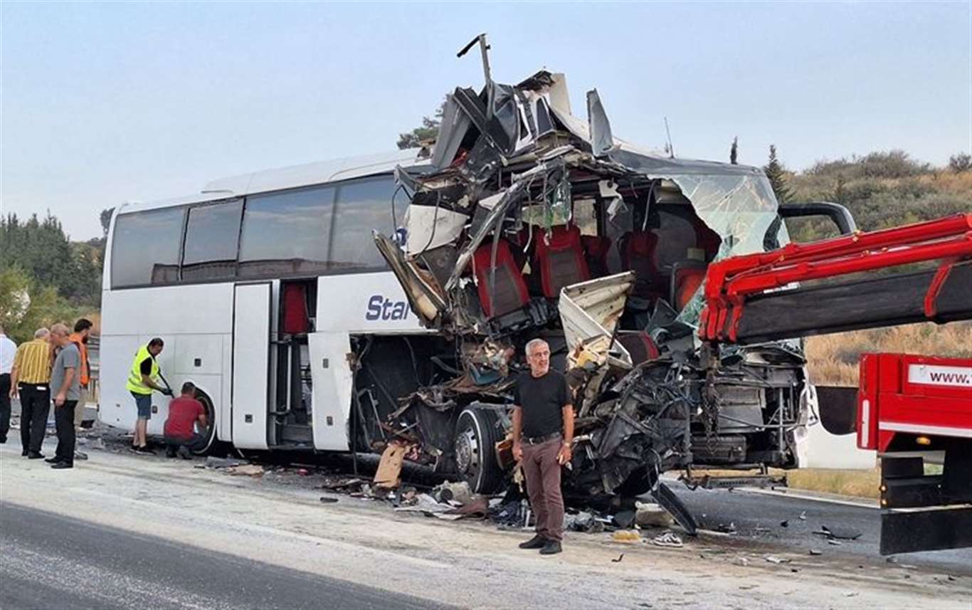 Marmaris'ten yola çıkan otobüs Mersin'de tıra çarptı: 9 yaralı haberi