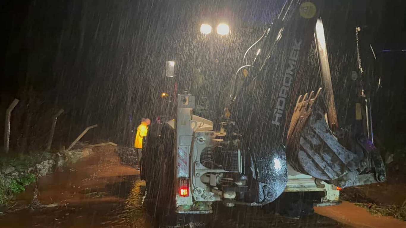 Marmaris'te sağanak yağış etkili oldu, yollar dereye döndü haberi