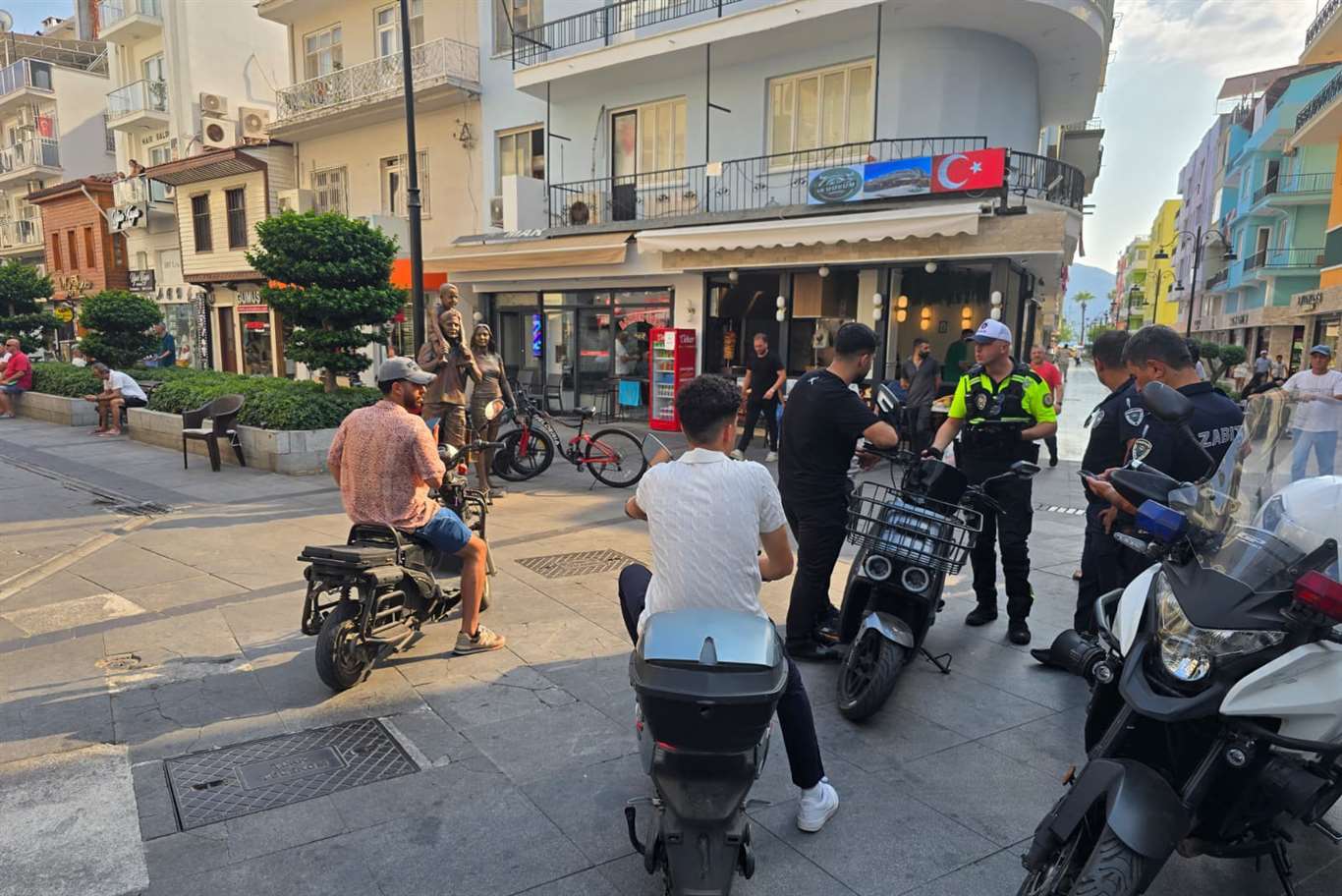 Marmaris Çarşısı'nda motosikletlere ortak denedim haberi