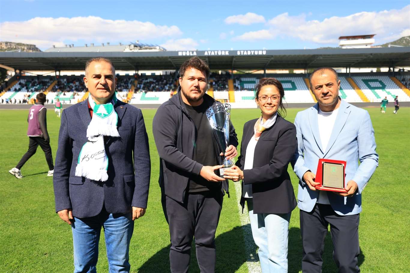 Muğlaspor Masa Tenisi Takımı şampiyonluk kupasını kaldırdı haberi