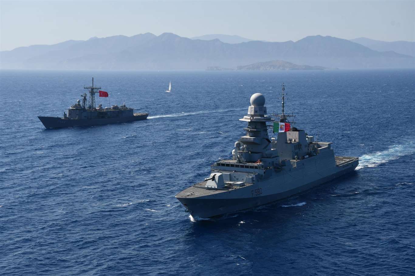 Mavi Vatan'ın yüzen kalesi TCG Gelibolu Fırkateyni İtalya Deniz Kuvvetleri unsuru İTS Bergamini ile eğitimler icra etti haberi
