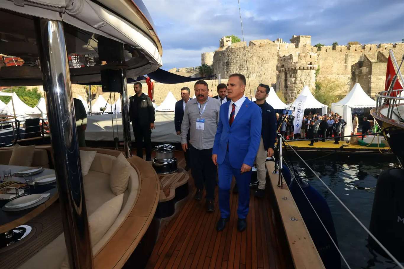 Vali Akbıyık Bodrum'da mega yatları inceledi haberi