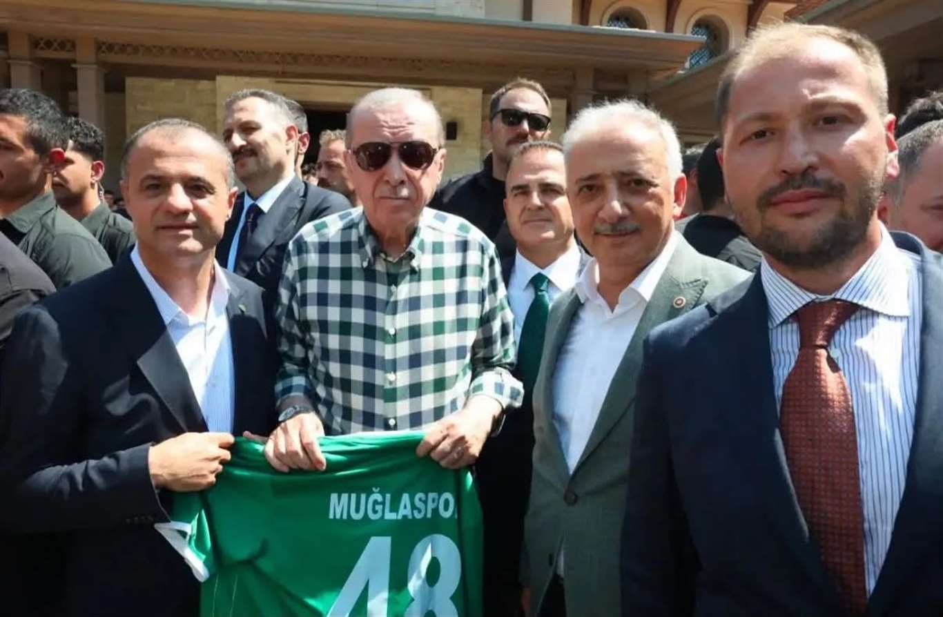 Başkan Kıyanç, Erdoğan'a 48 numaralı forma hediye etti haberi