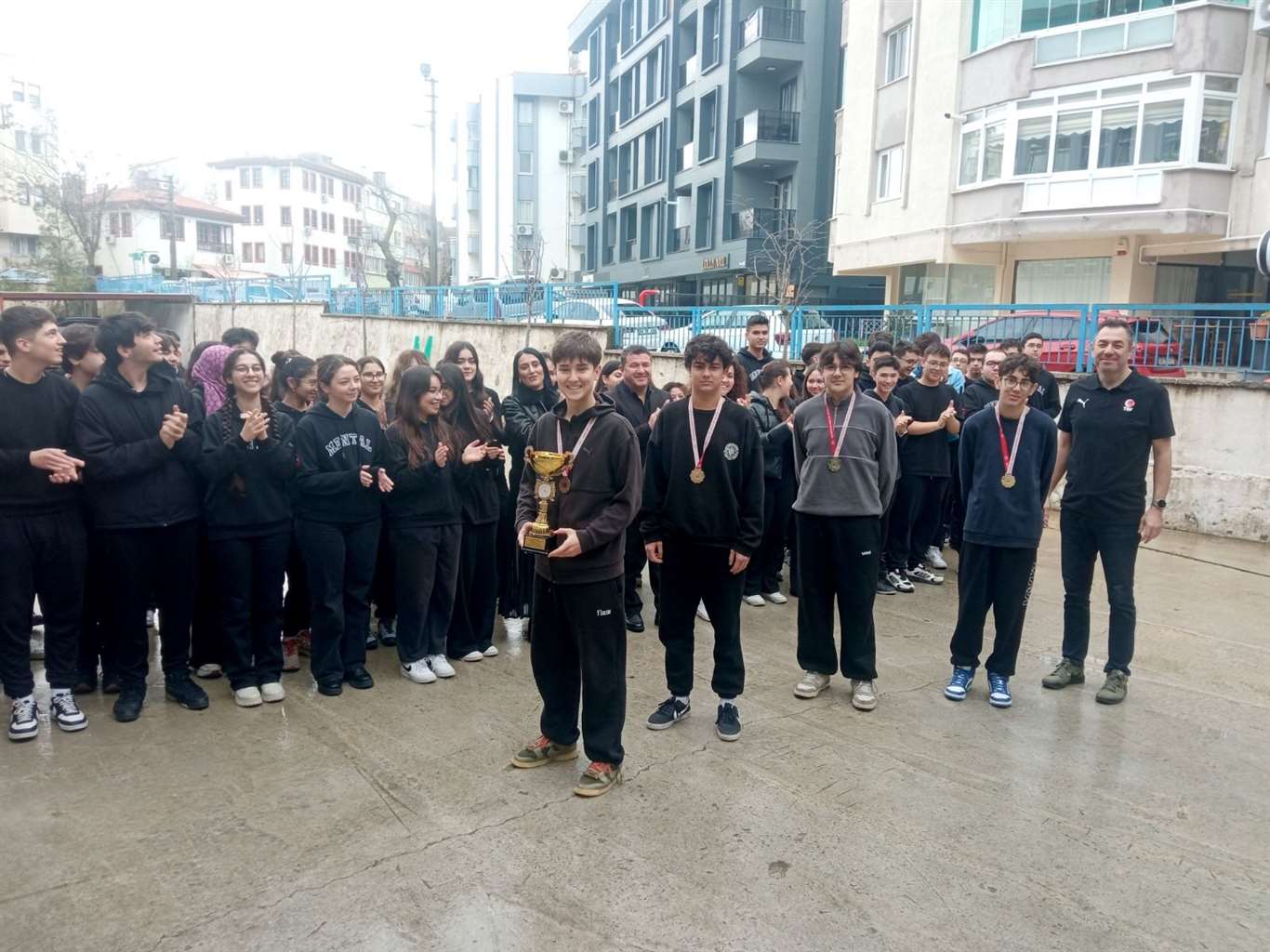 Menteşe Anadolu Lisesi'nde şampiyonlara coşkulu kutlama haberi
