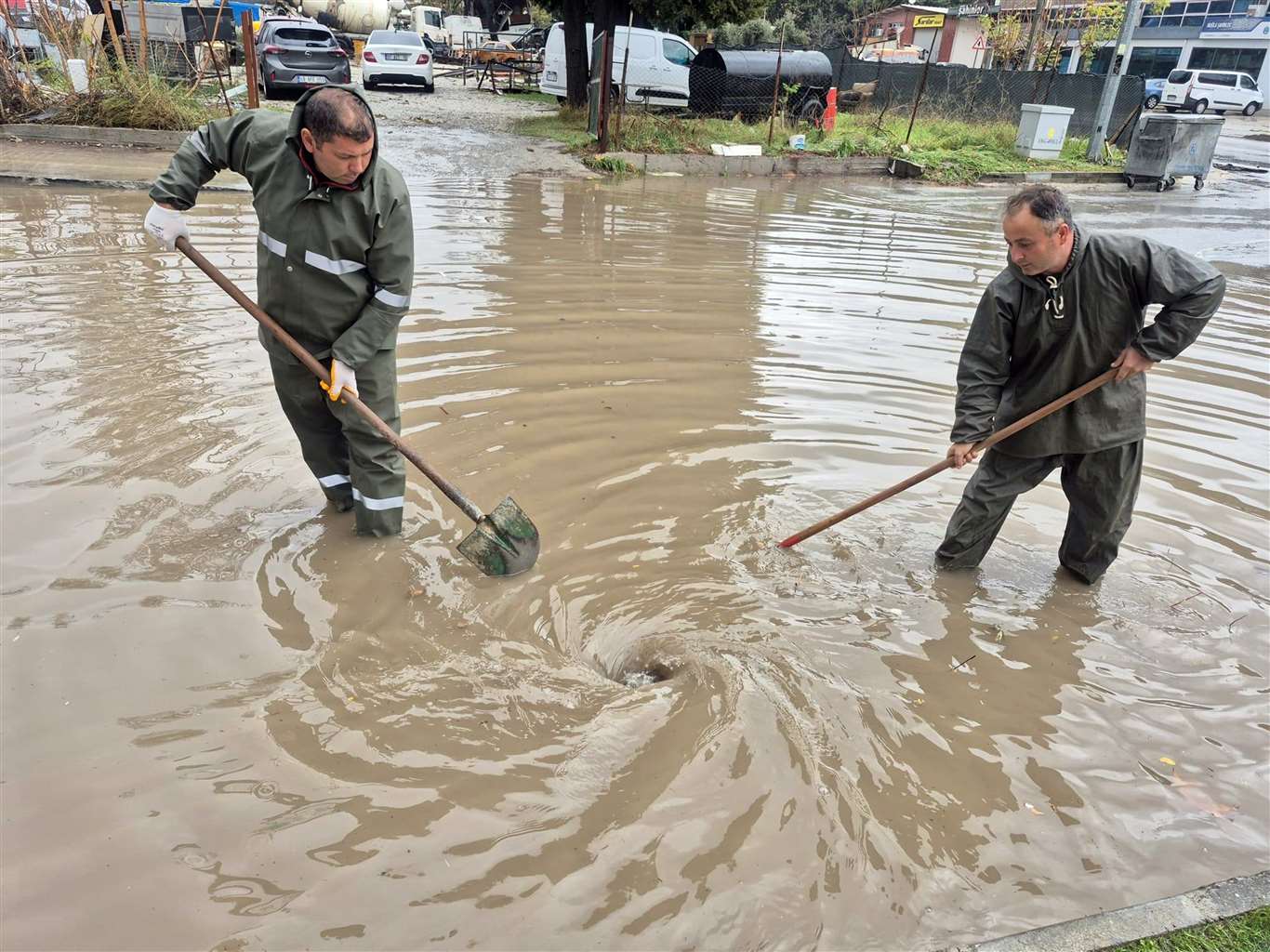 Menteşe Belediye ekipleri su baskınlarına müdahale ediyor haberi