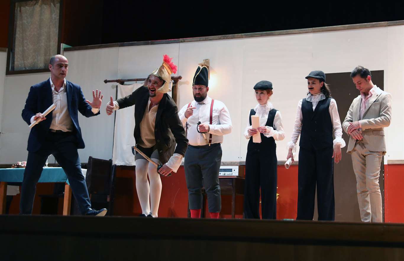 Menteşe Belediye Tiyatrosu oyuncularının performansı ayakta alkışlandı haberi