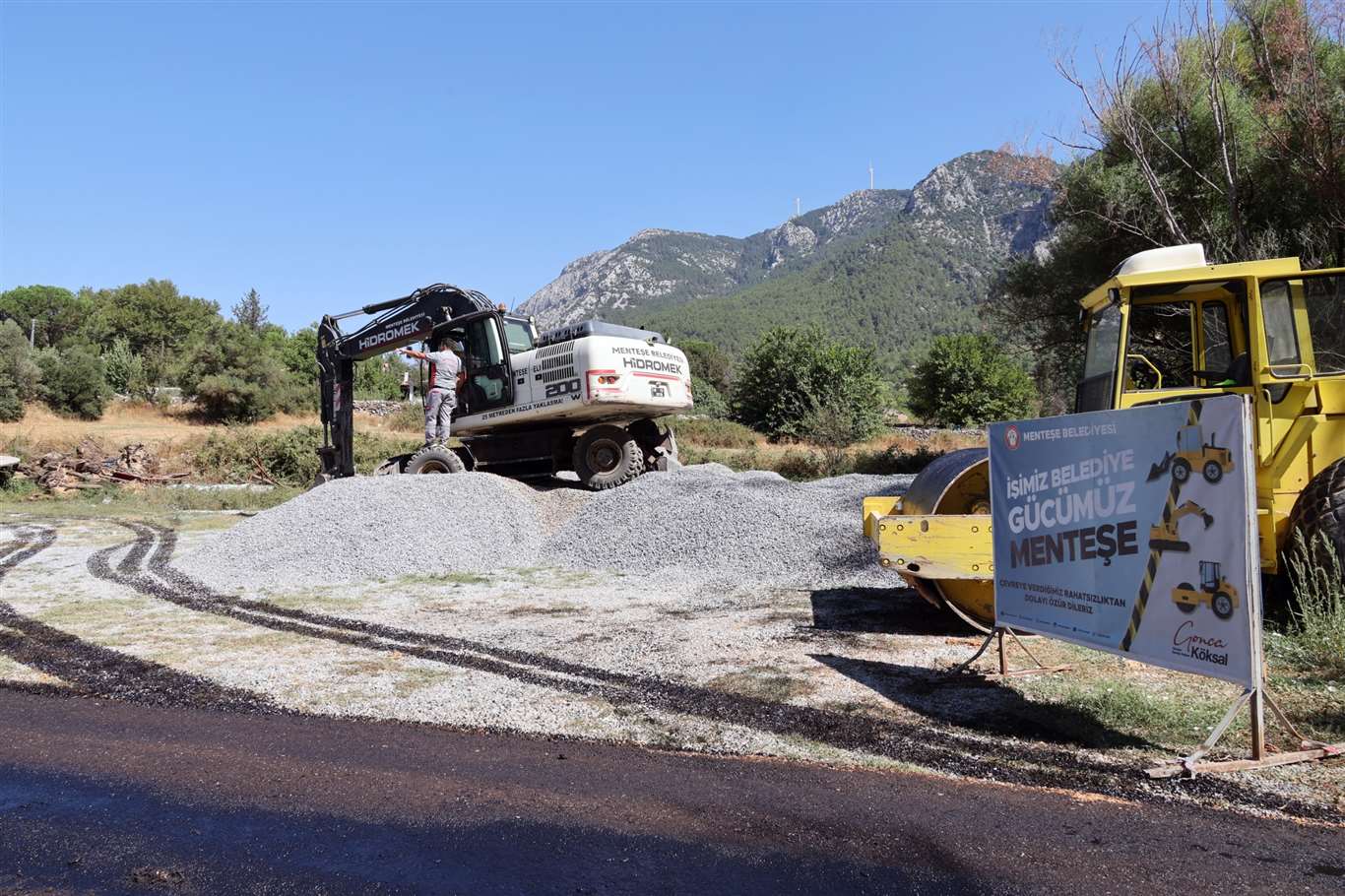       Menteşe'de ulaşım seferberliği: 9 ayda binlerce metrekare yol yenilendi haberi