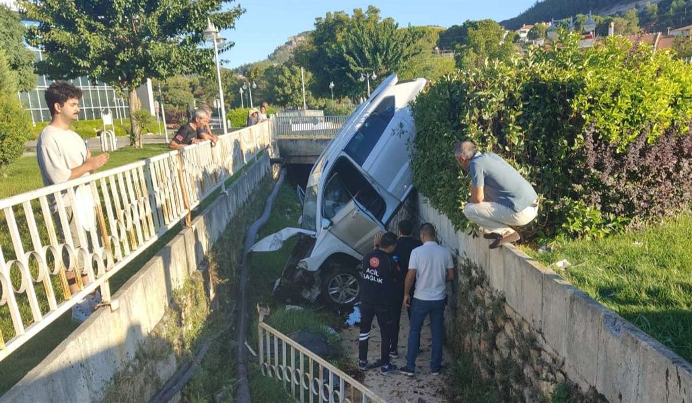 Menteşe'de dereye düşen otomobildeki iki kişi yaralandı haberi