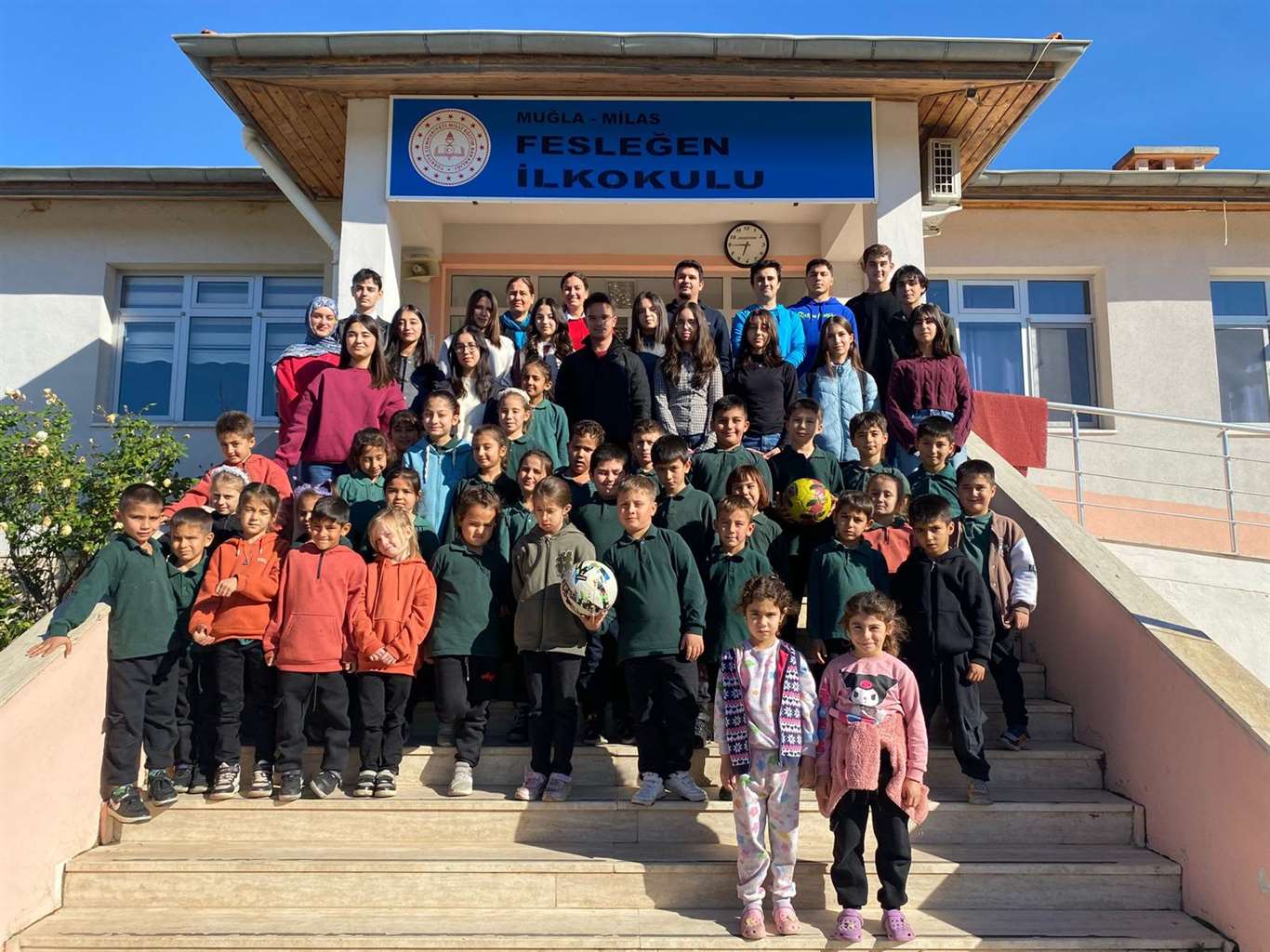    Milas Anadolu Lisesi'nden Fesleğen İlkokulu'na kitap bağışı haberi