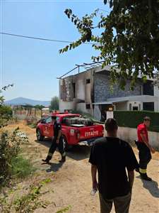 Milas’ta evin yanındaki odunlar alev aldı haberi