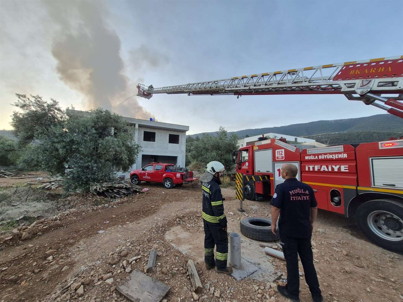 Milas'ta inşaat halindeki binanın çatısında yangın haberi