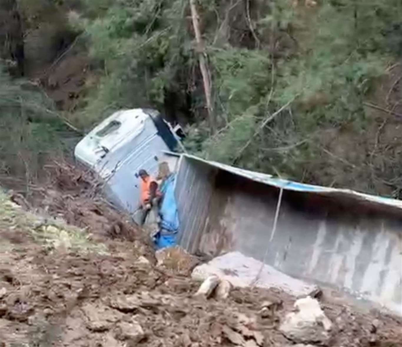 Milas'ta tır şarampole devrildi: 1 yaralı haberi