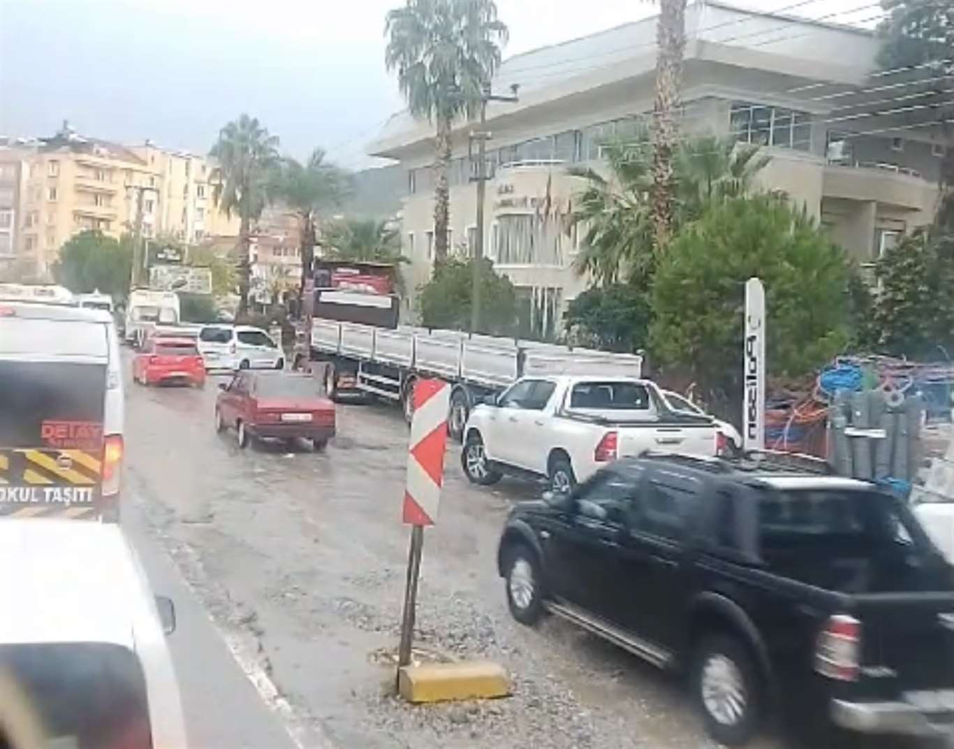 Milas'ta trafik kurallarına uymayan sürücüler kazaya davetiye çıkarıyor haberi