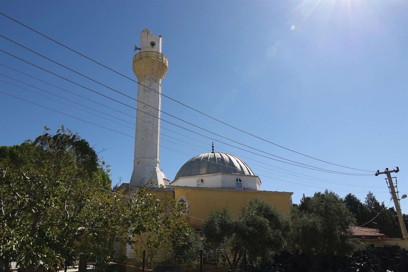 Şiddetli fırtınada cami minaresi yıkıldı, ağaçlar devrildi haberi