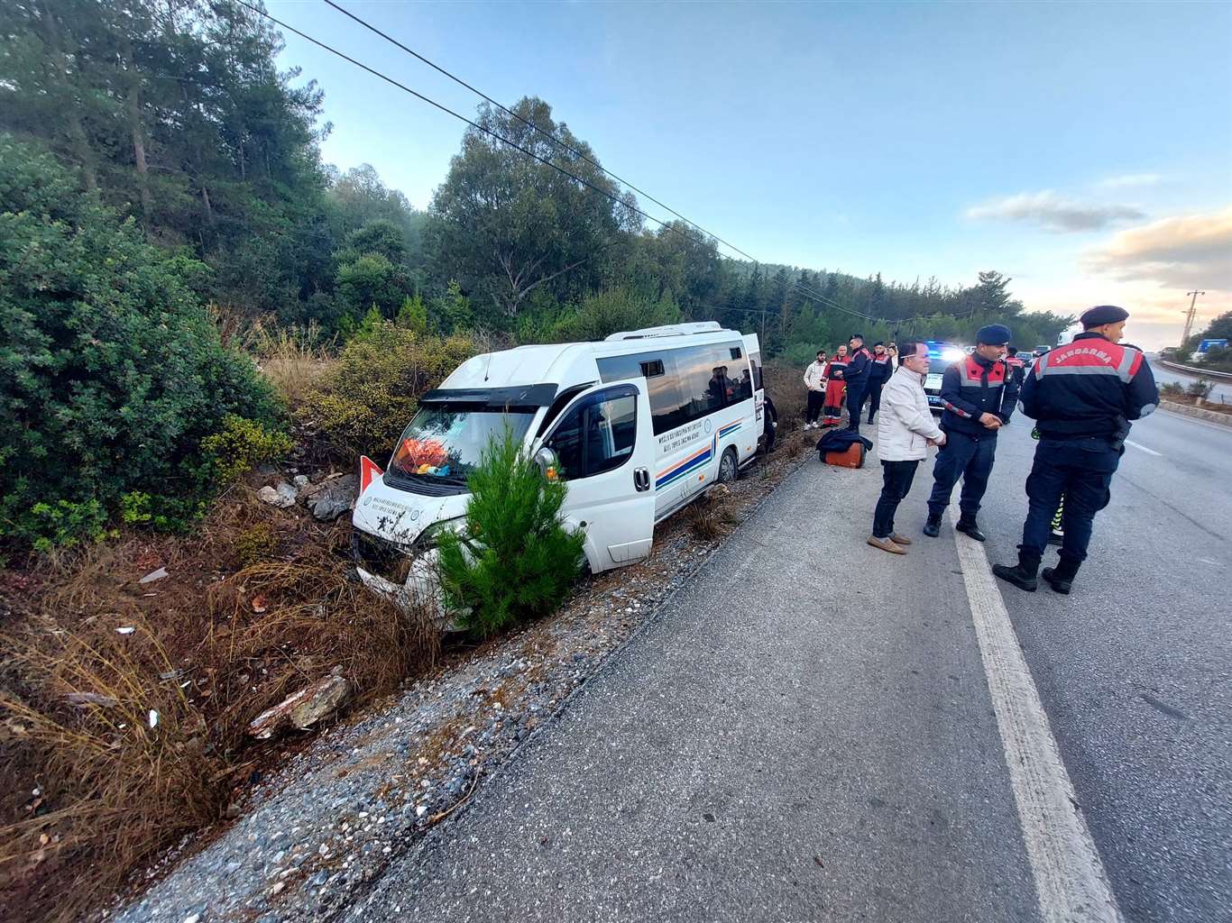 Minibüs şarampole girdi: 8 yaralı haberi