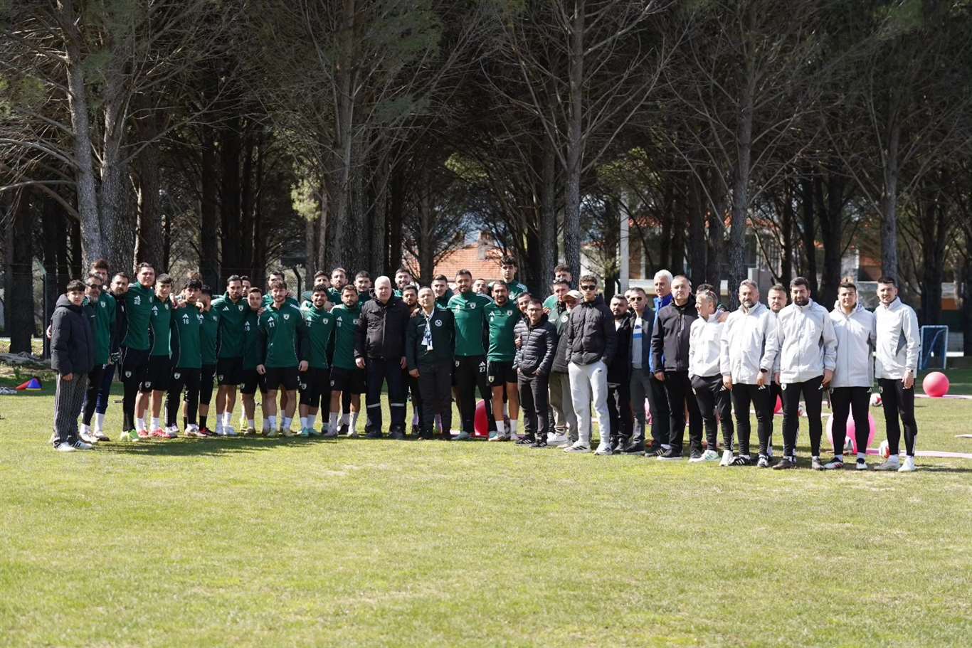 Taraftardan futbolculara moral ziyareti haberi