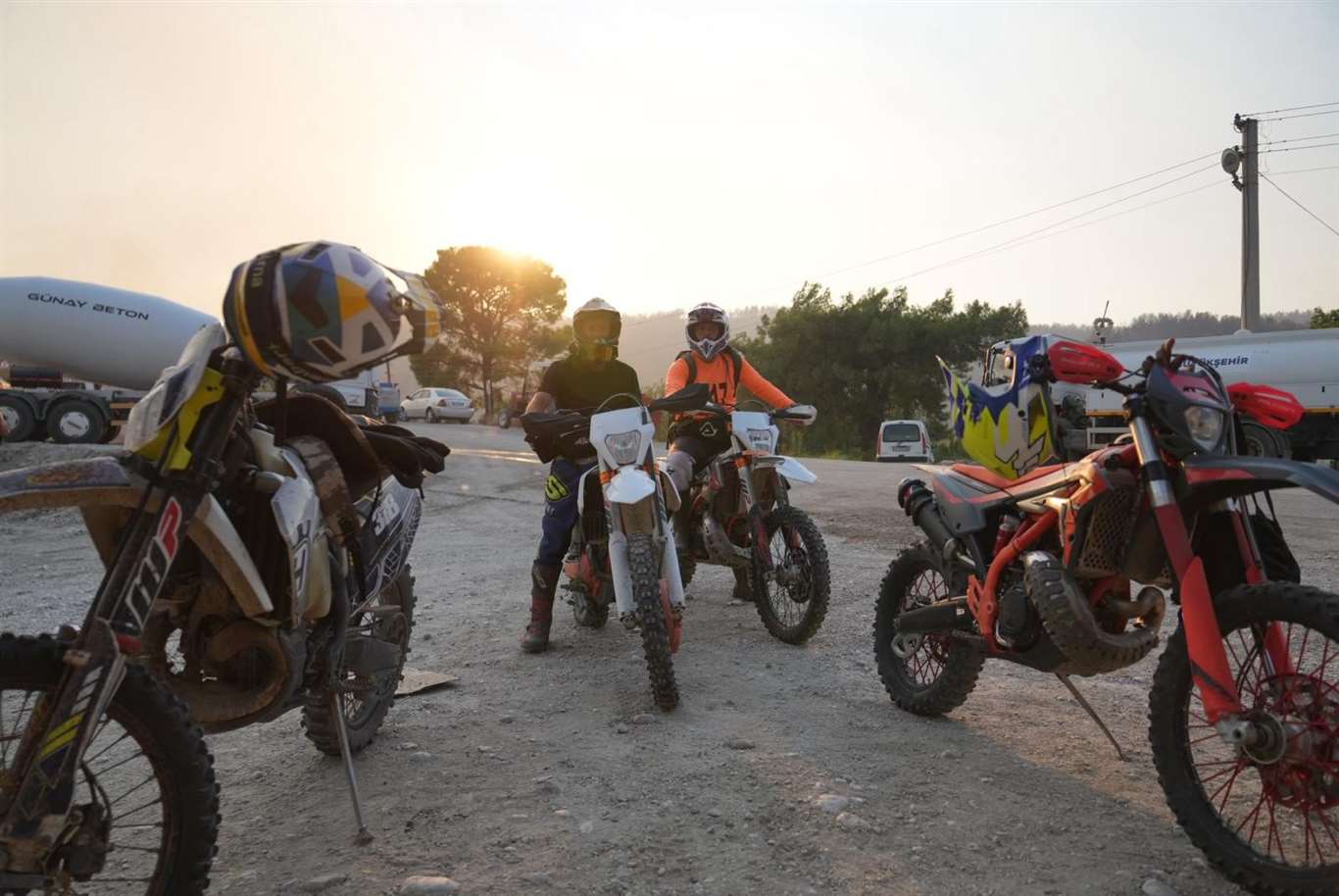 Motocross yarışçıları yangında 'ikmale' koştu haberi