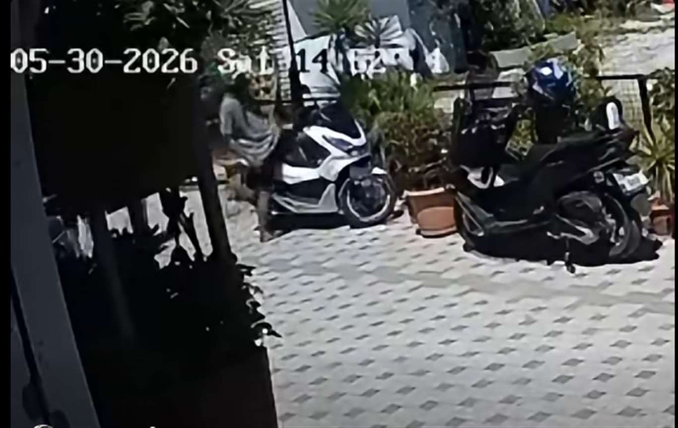Akyaka'da otel önünden motosiklet hırsızlığı kamerada haberi